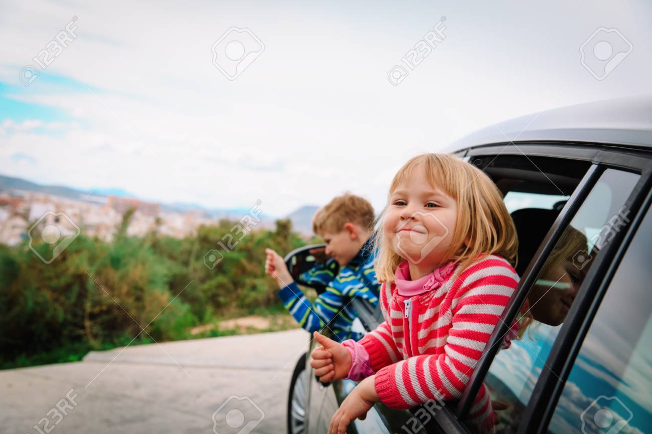 Niños felices en un viaje en coche