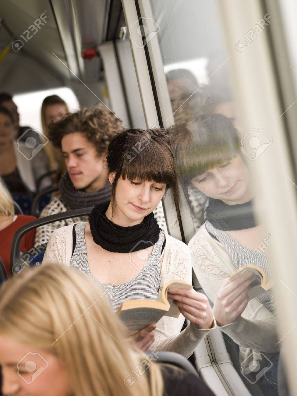Personas leyendo libros en el colectivo