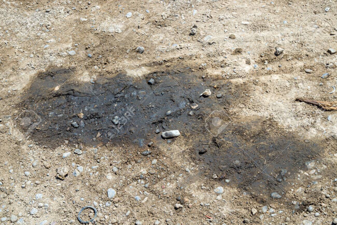 Aceite de motor derramándose en el suelo