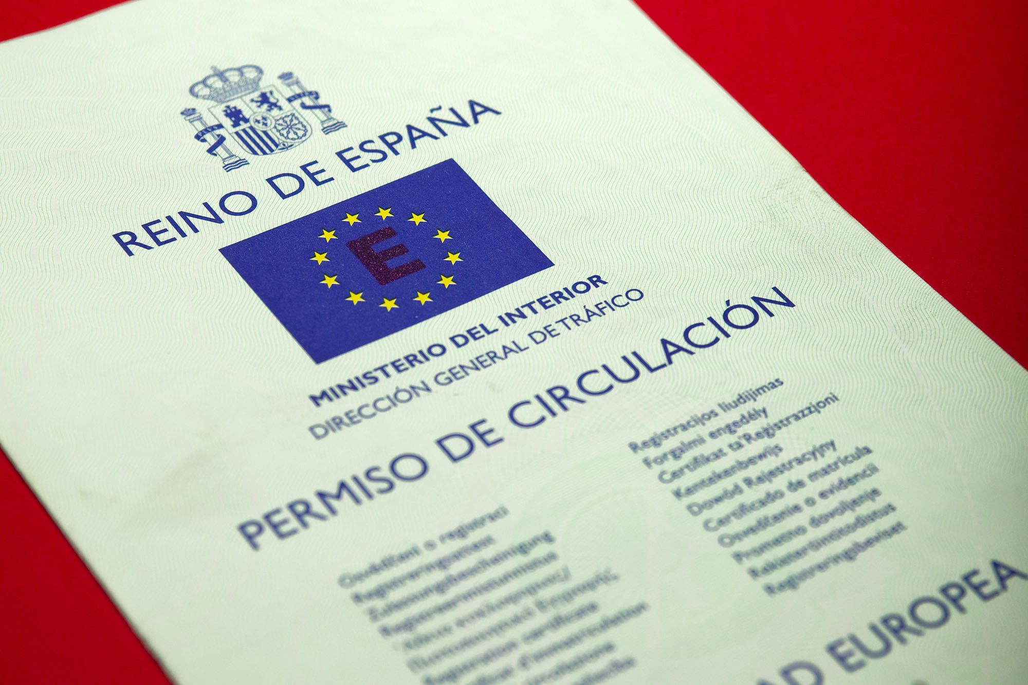 Persona solicitando permiso de circulación en oficina