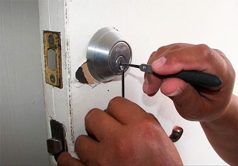 Llaves olvidadas en la puerta de casa