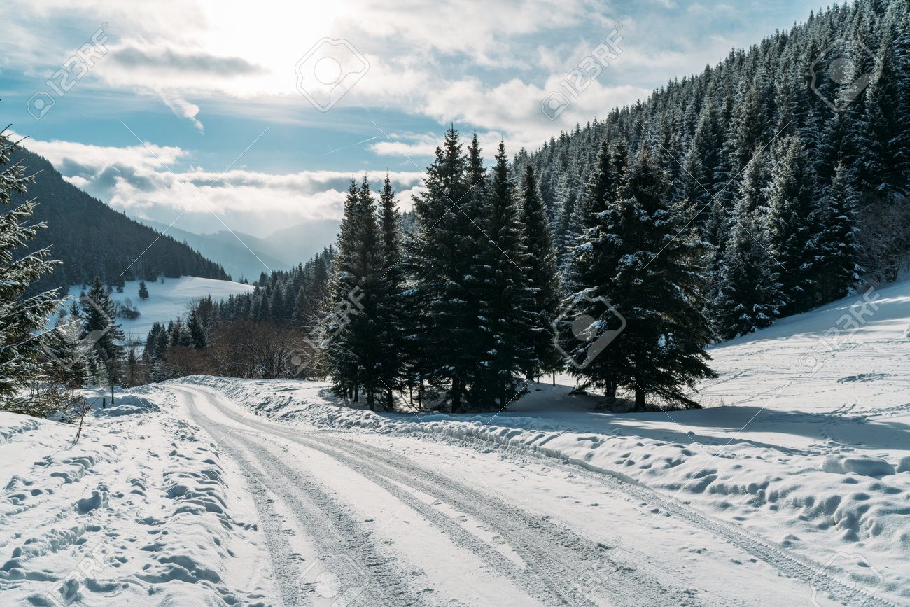 Camino rural con paisaje montañoso nevado