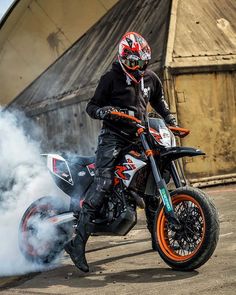 Moto con humo saliendo del neumático