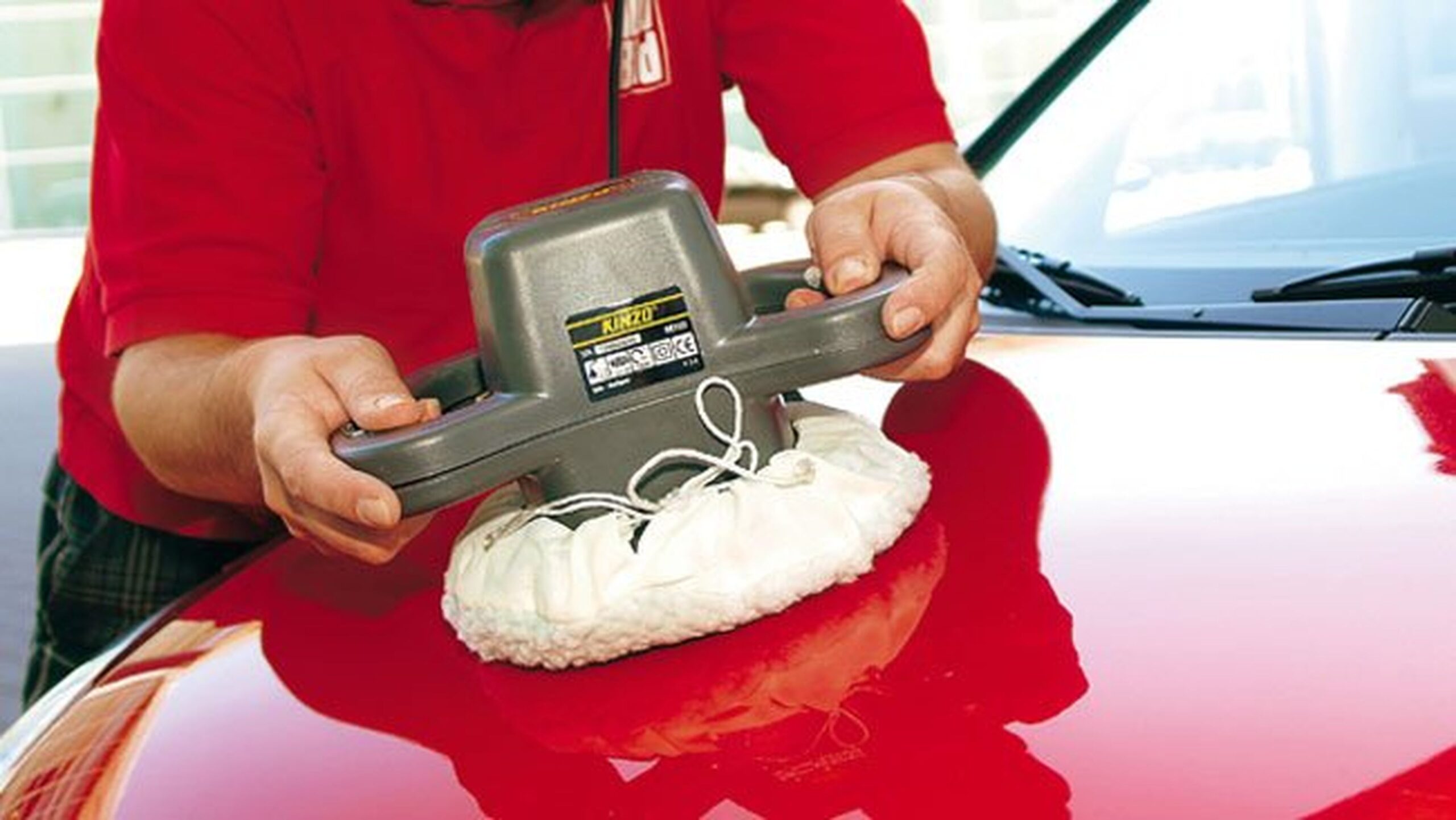 Auto reluciente bajo el sol brillante