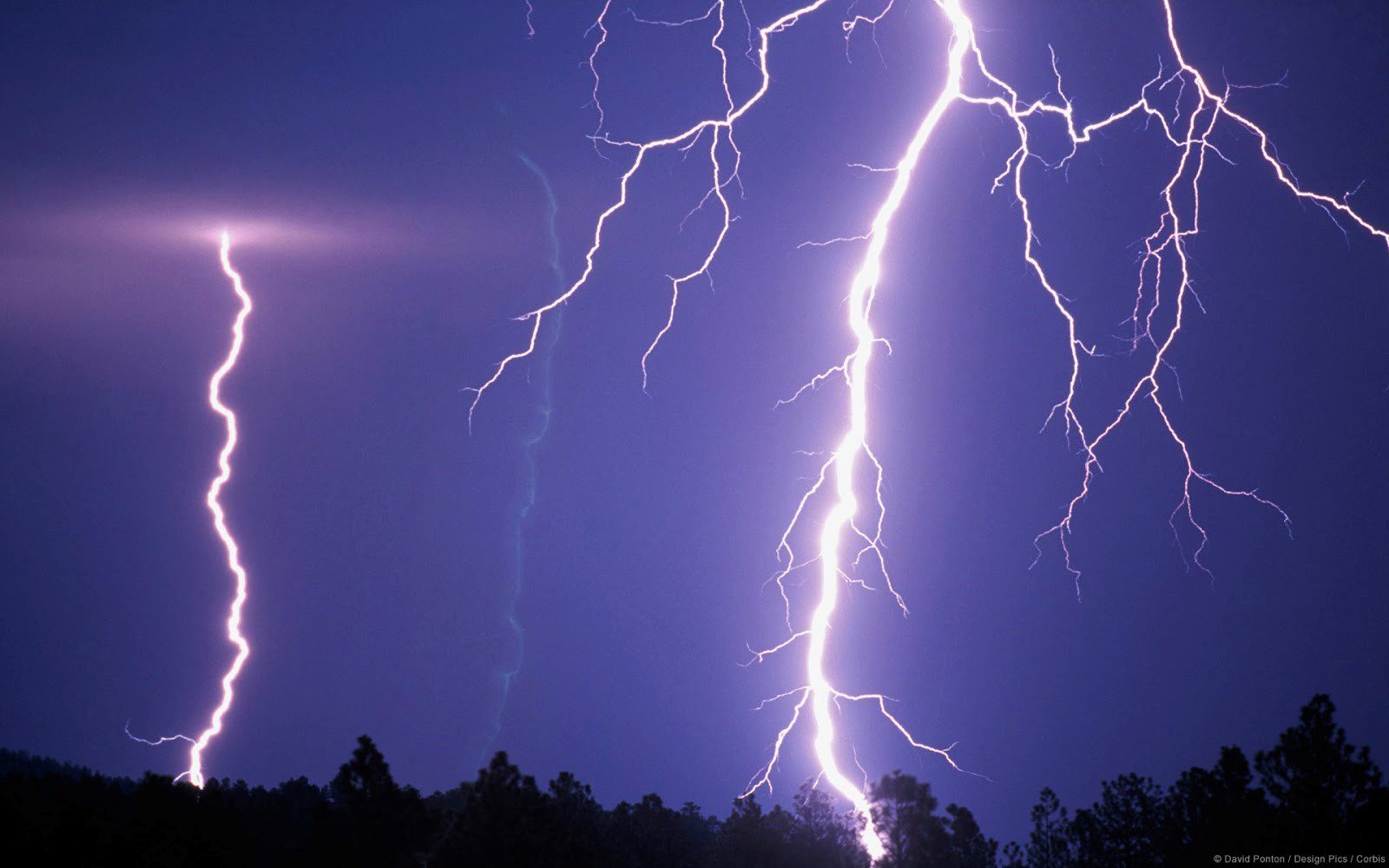 Relámpagos iluminando el cielo durante tormenta eléctrica