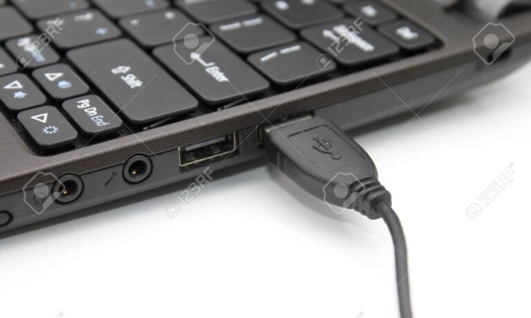 Cuál es la entrada C: Descripción y usos comunes 1 24902833 cable usb conectado a la computadora portatil
