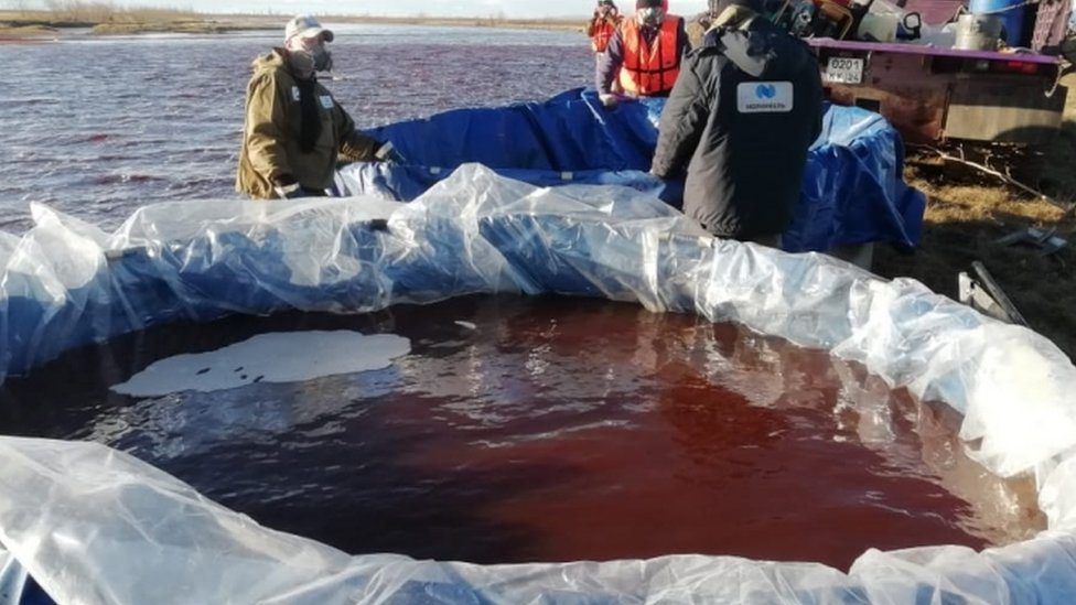 Agua contaminada por derrame de nafta