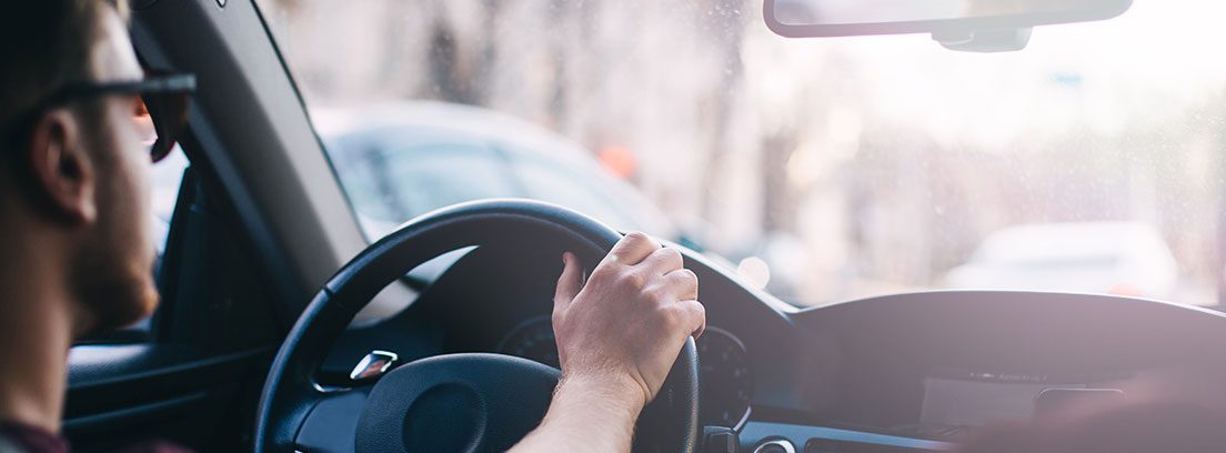 Auto vibrando a alta velocidad en carretera