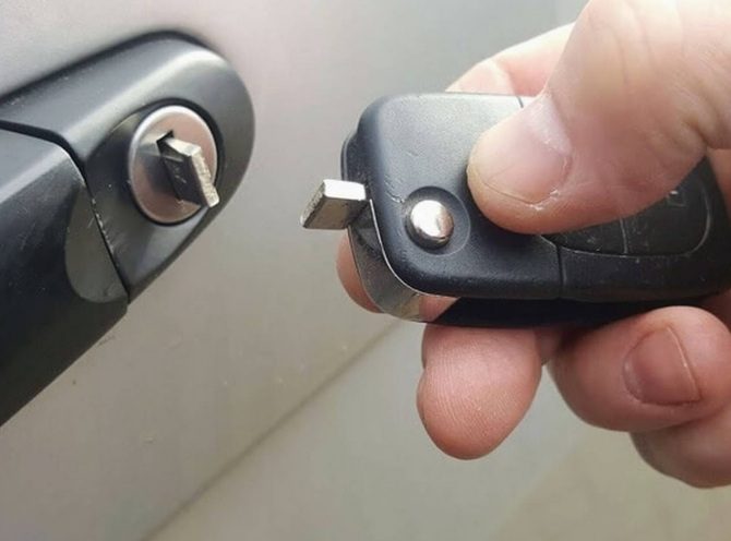 Llave rota atascada en la cerradura del auto