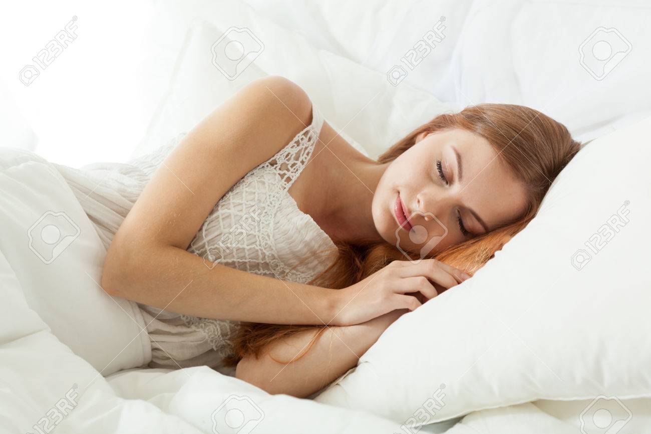 Qué podría ocasionar un arranque difícil en las mañanas 4 Persona durmiendo plácidamente en una cama