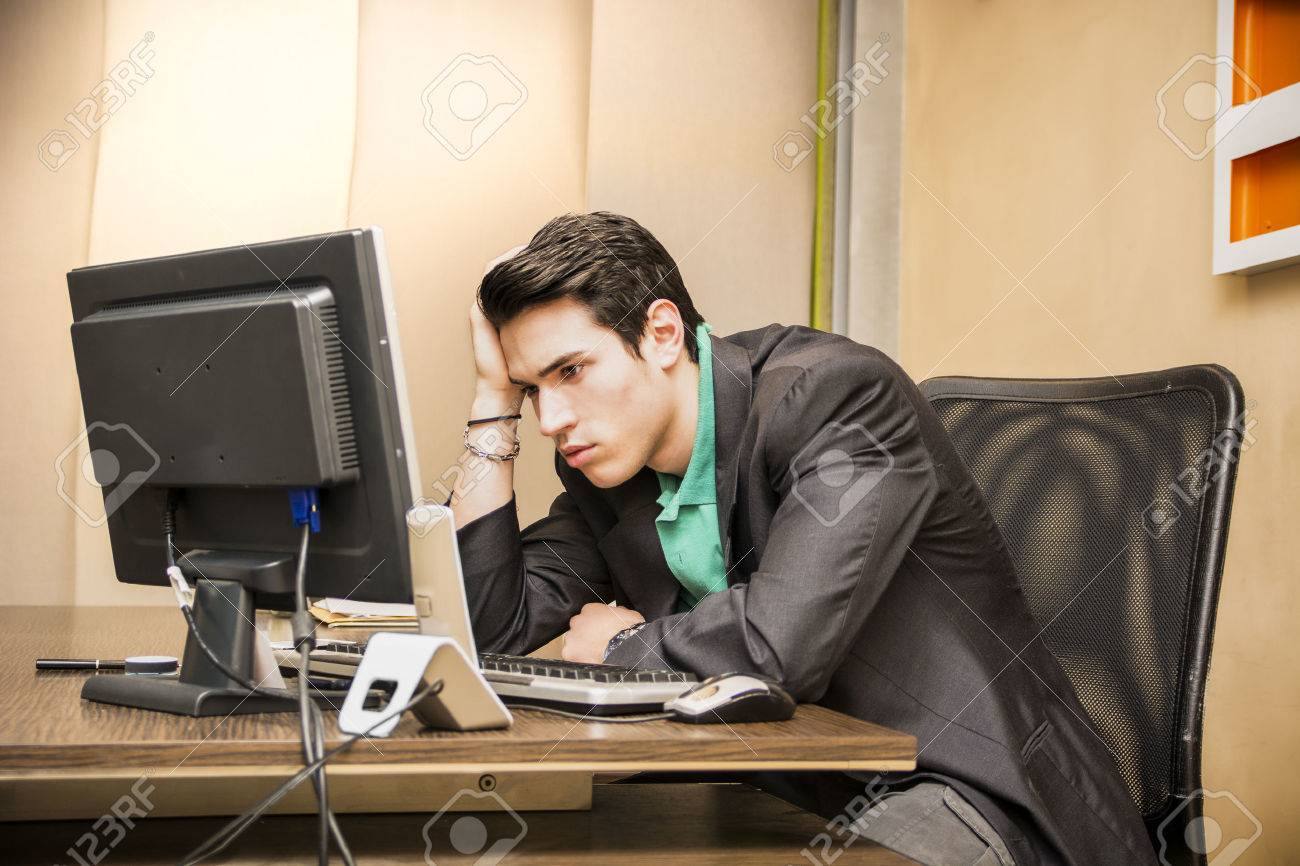 Persona mirando frustrada a la pantalla del ordenador