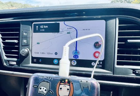 Teléfono conectado a sistema Android Auto