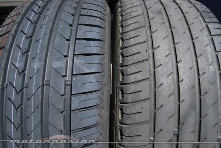 Neumáticos desgastados comparados con neumáticos nuevos