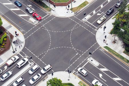 Auto dando vuelta en intersección con precaución
