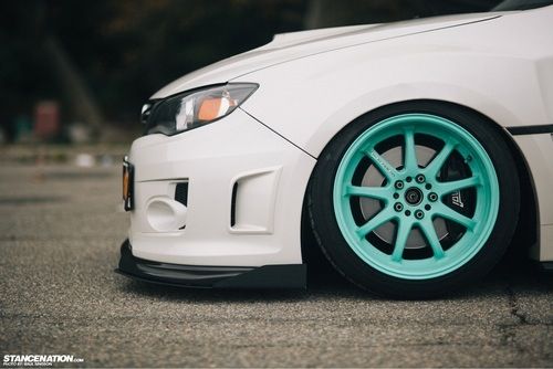 Llantas de diferentes colores en coche blanco