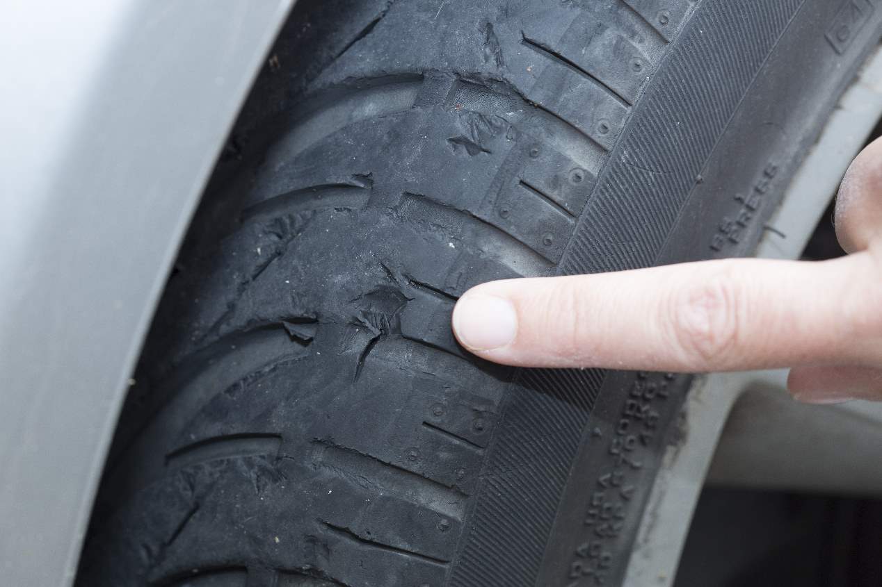 Rueda desgastada de forma irregular por desalineación