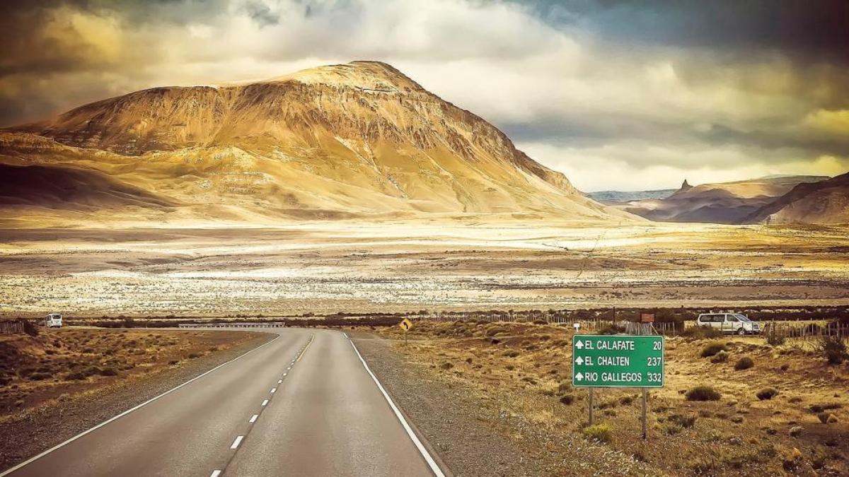 Cuántos kilómetros se pueden recorrer con 10 litros de gasolina 4 Auto recorriendo largas distancias en carretera