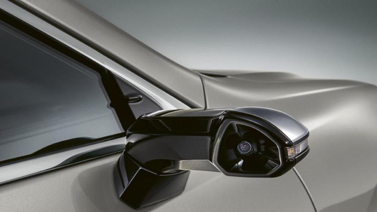 Espejos retrovisores de un coche moderno