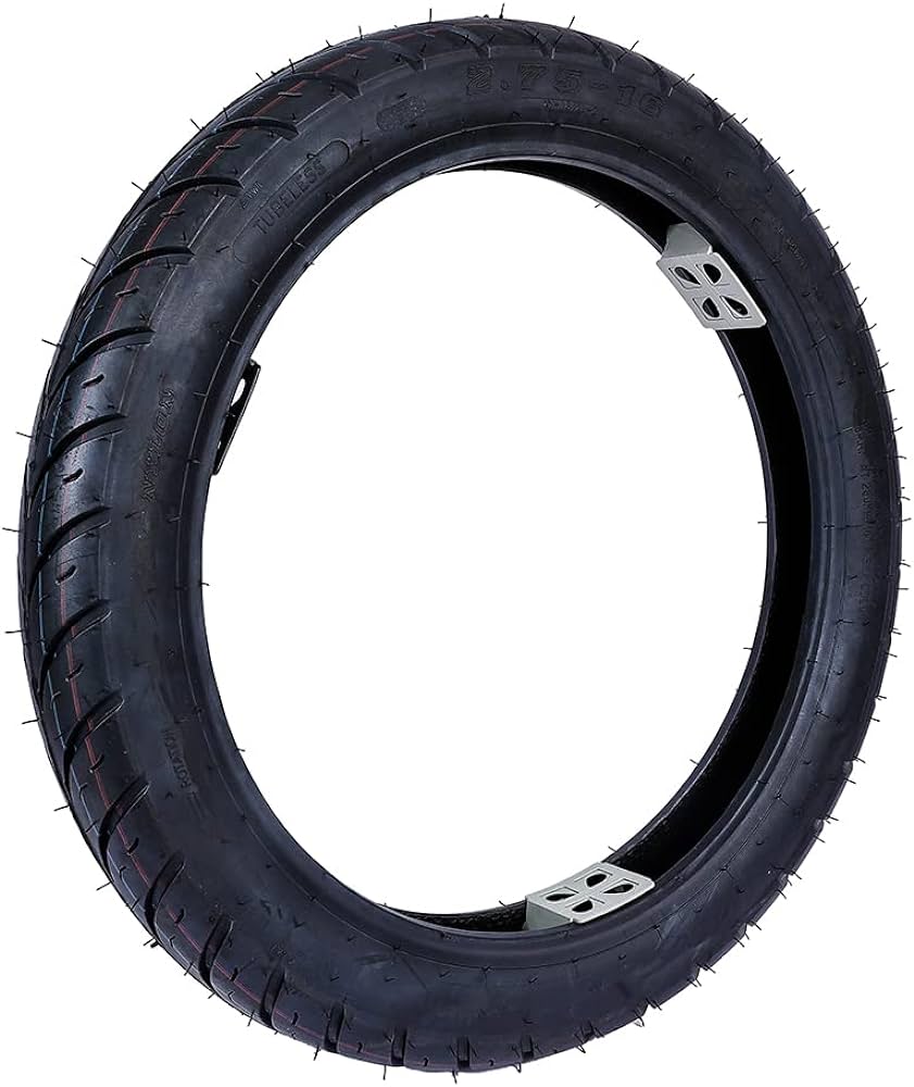 Llanta de moto en superficie húmeda