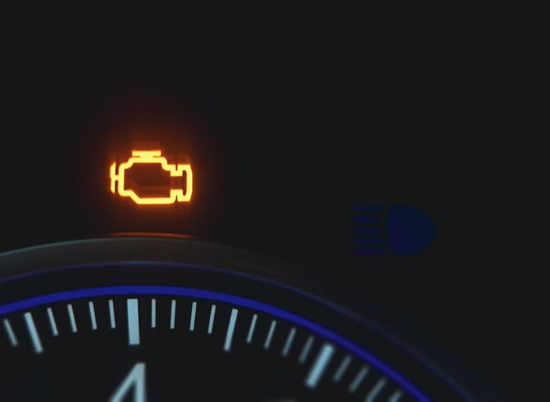 Motor de coche con luz encendida