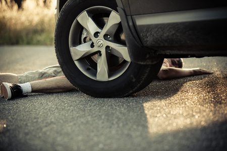 62198271 rueda de coche cerca del nino lesionado en pantalones cortos en la calle para el tema acerca de los