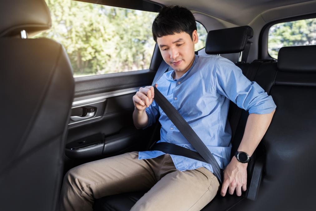 Persona con cinturón de seguridad en auto