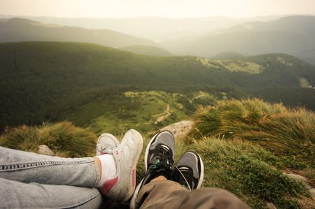 65697915 punto de vista de dos personas que se sientan en la parte superior de la montana disfrutando del