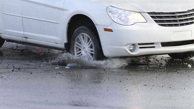 Cómo hacer que la suspensión sea más suave 3 Coche en una carretera con baches