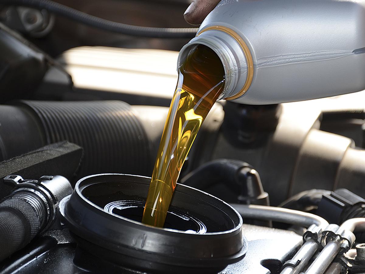 Cuánto vale reparar fuga de aceite 5 Aceite derramado en motor de un coche