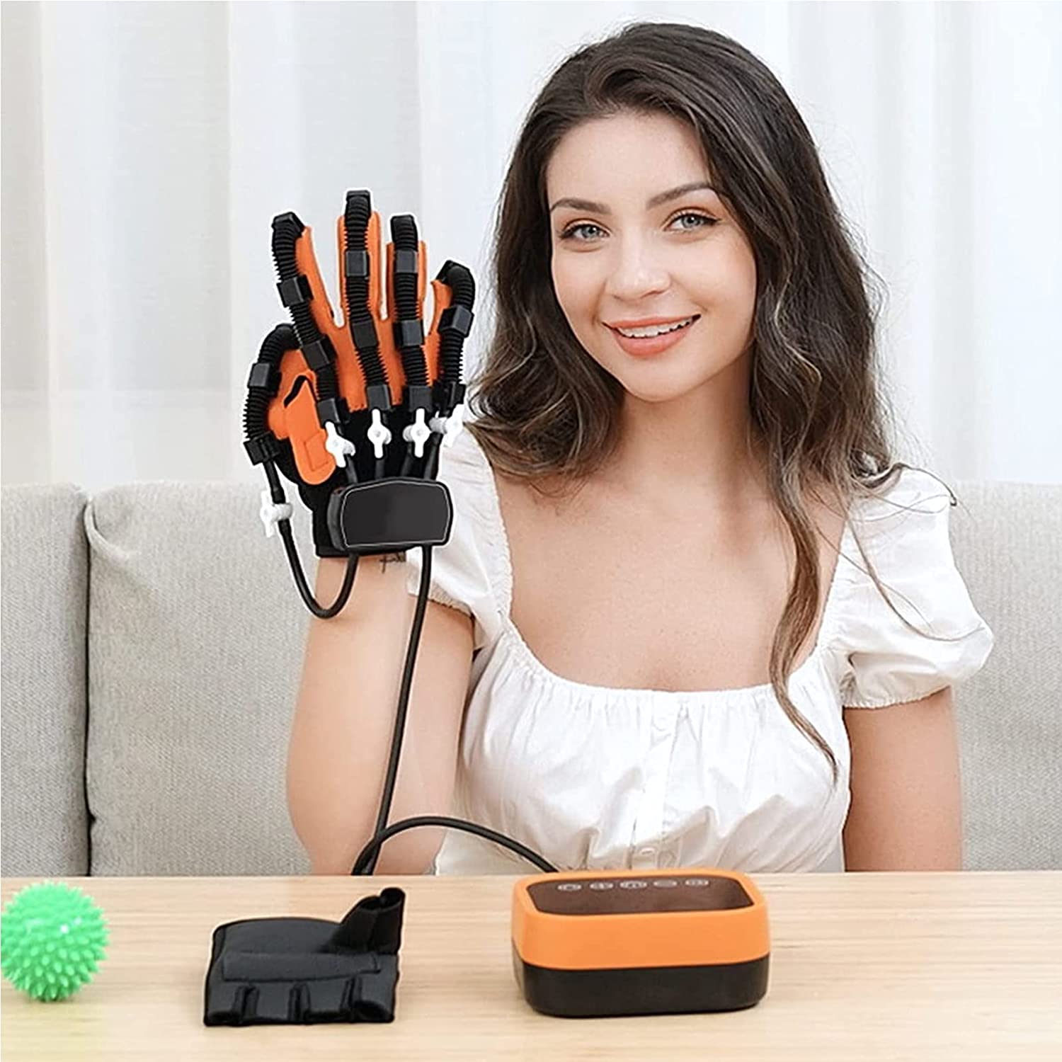 Manos utilizando guantes para manipular cables eléctricos