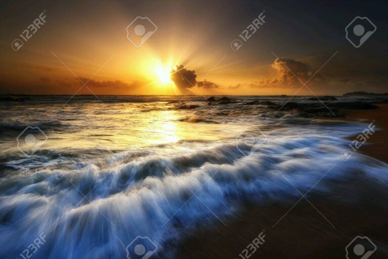 76706172 atardecer en la playa con olas suaves