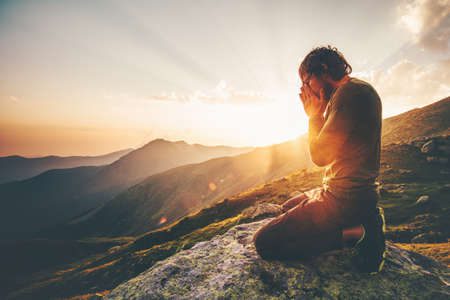 Persona meditando en la naturaleza al atardecer