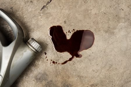 Aceite del motor derramado en el suelo