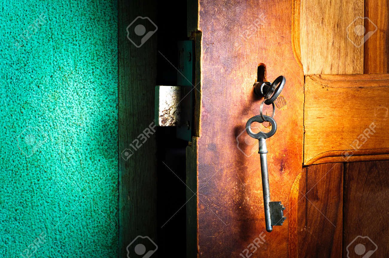 Llaves pegadas en una puerta antigua