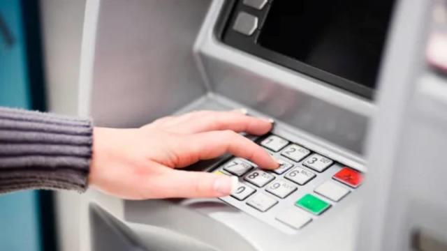 Persona utilizando tarjeta de crédito como llave
