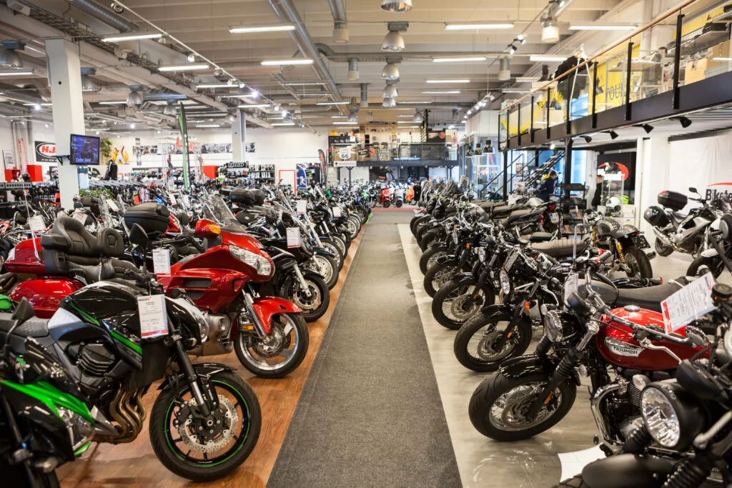 Qué tipo de moto sirve para carretera 3 Motos de diferentes marcas y estilos