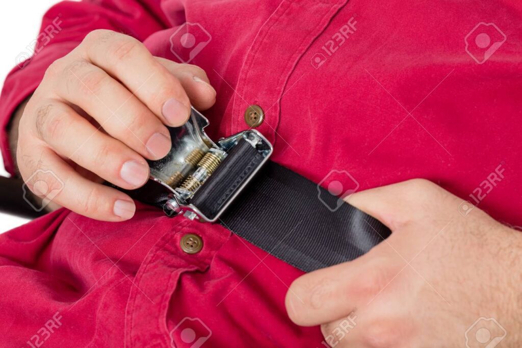 96428609 pasajero ajustando y apretando el cinturon de seguridad de un avion mientras tira del cinturon con