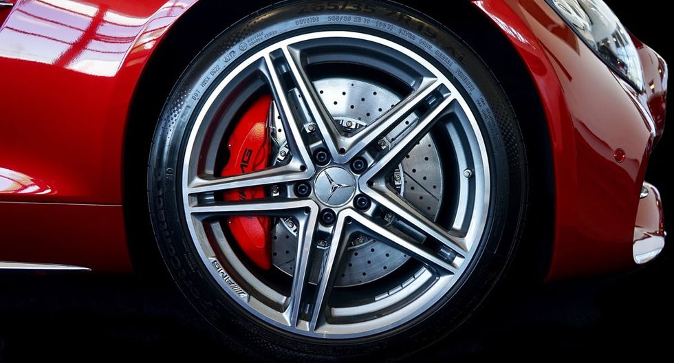 Llantas brillantes en un coche reluciente
