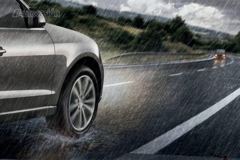 Por qué truena el carro cuando doy vuelta 1 Aquaplaning Michelin