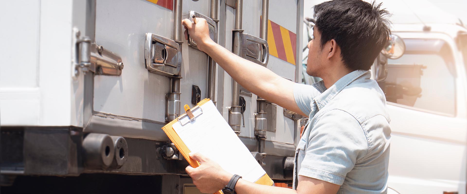 Camionero revisando su DOT antes de salir