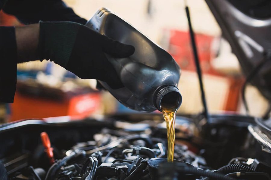 Aceite de motor siendo cambiado en taller