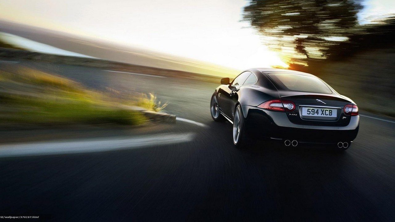 Coche acelerando con ruedas girando sin avanzar