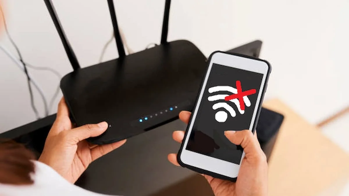Persona solucionando problemas de conexión WiFi