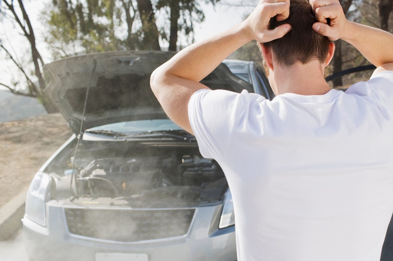 Motor de un coche con humo blanco