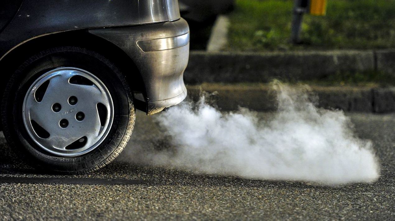 Qué pasa cuando el carro tiembla cuando está parado 5 Escape de un carro emitiendo vibraciones