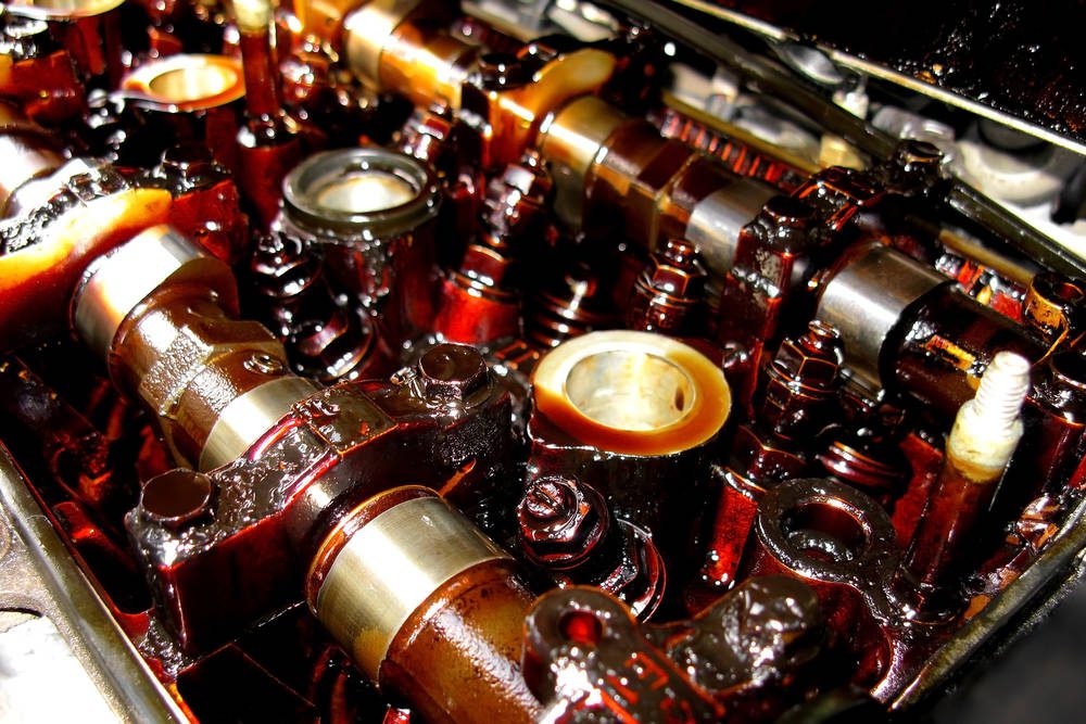 Aceite de motor sucio en un motor