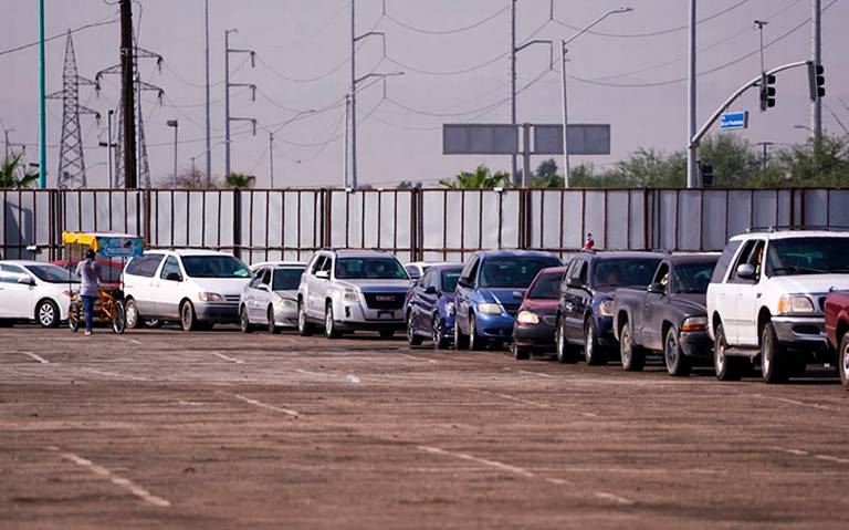 Fila de espera para los tramites de la regularizacion de vehiculos chocolates 1