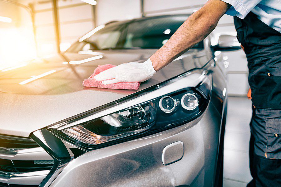 Aplicando protector de pintura en automóvil