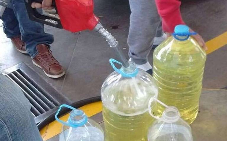 Gasolina siendo separada del agua en recipiente
