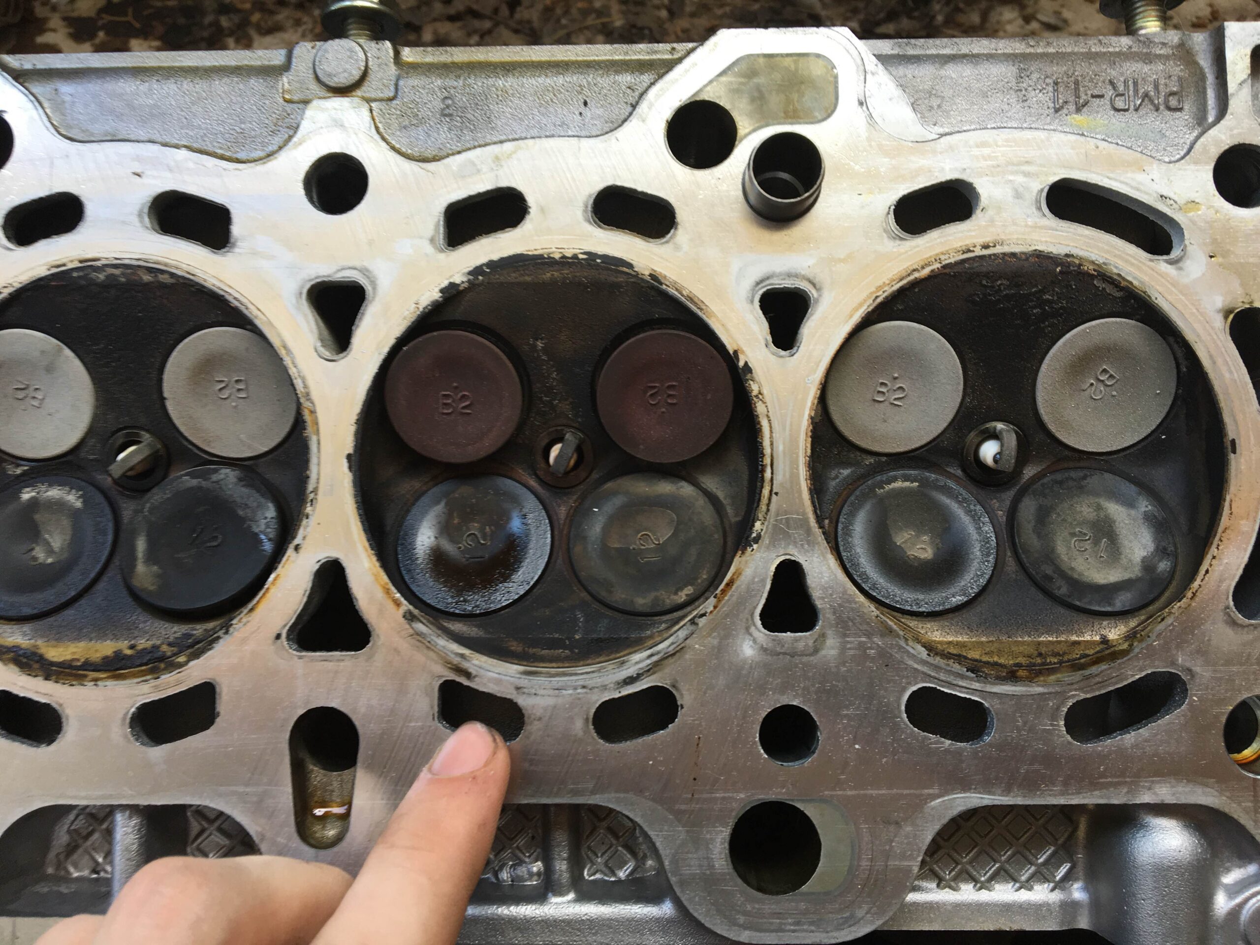Motor de un carro con fuga de aceite